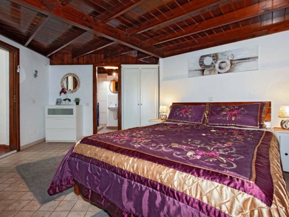 Villa Paraiso - King Sized Double Bedroom With En-suite