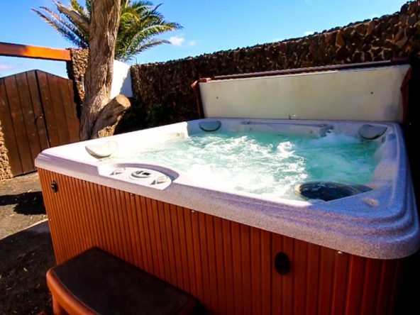 Villa Kura - 3 Bedroom Boutique Villa in Lanzarote - Hot Tub Jacuzzi