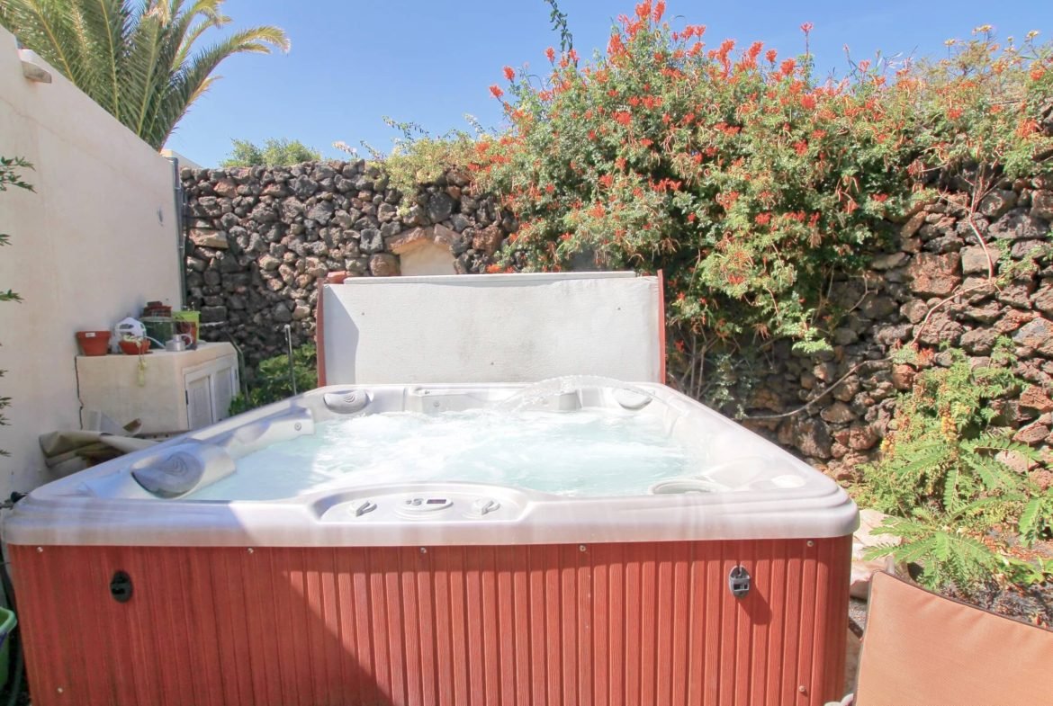 The Lodge - Hot Tub Jacuzzi
