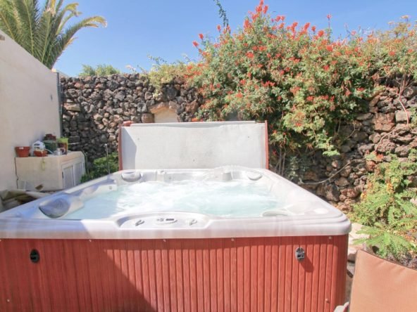 The Lodge - Hot Tub Jacuzzi