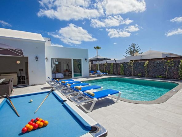 Casa Cristal - Terrace Area With American Pool Table & Sun Loungers - Private Salt Water Pool