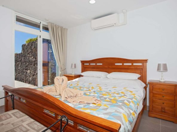 Casa Cristal - Double Bedroom - Super King Sized Bed & Shared Bathroom