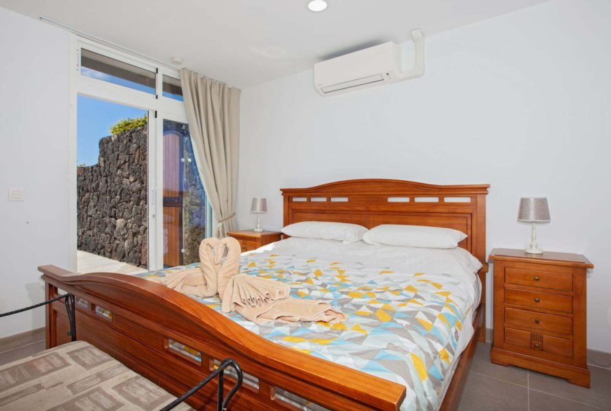 Casa Cristal - Double Bedroom - Super King Sized Bed & Shared Bathroom