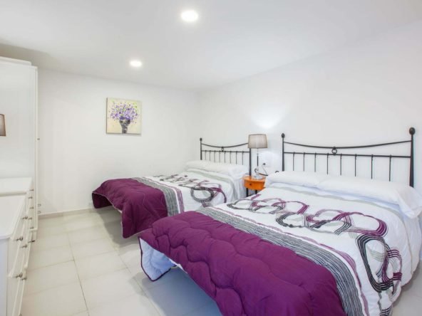 Casa Cristal - Twin Double Bedroom - King Sized Bed & Shared Bathroom