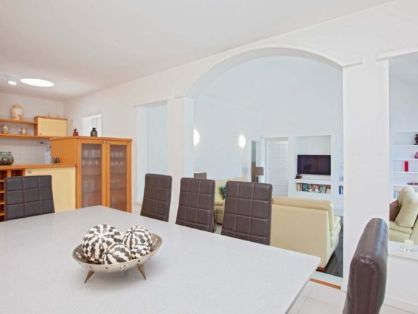 Casa Cristal - Dining Area Overlooking The Kitchen