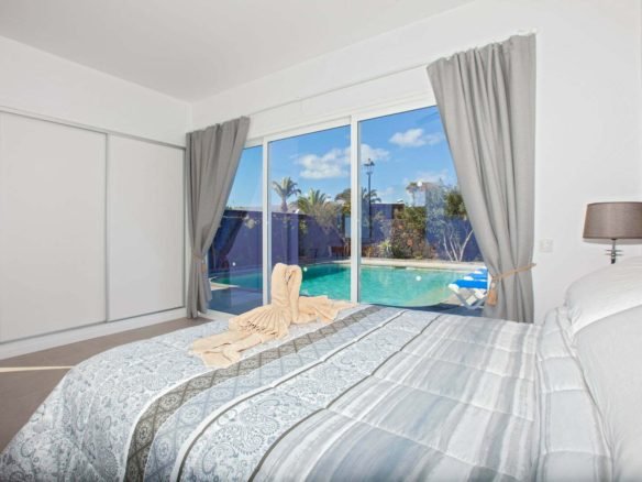 Casa Cristal - Master Bedroom - King Sized Bed & Ensuite Bathroom