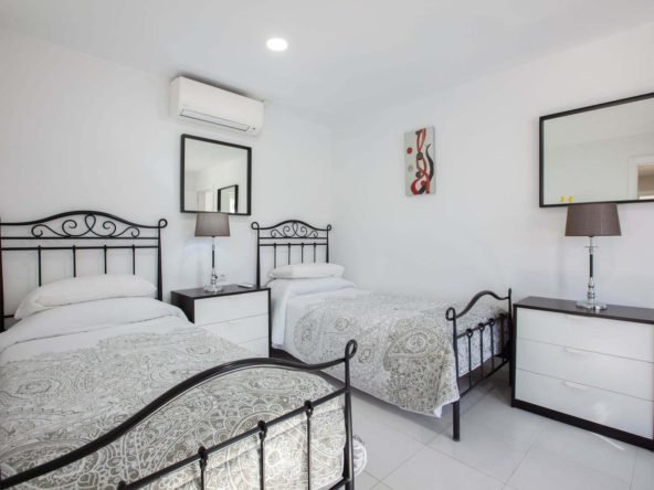 Casa Cristal - Twin Bedroom - Two Large Single Beds