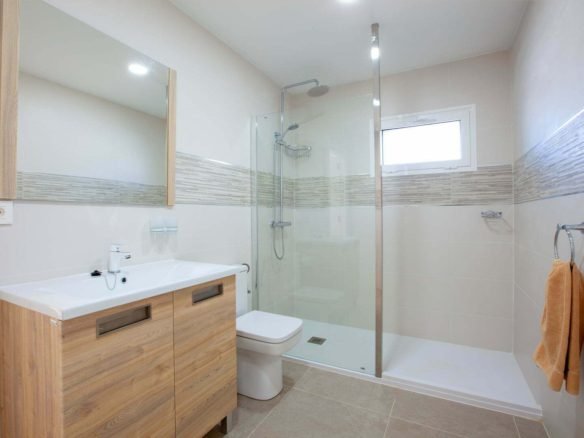 Casa Cristal - Master Bedroom Ensuite Bathroom - With A Jacuzzi Bath