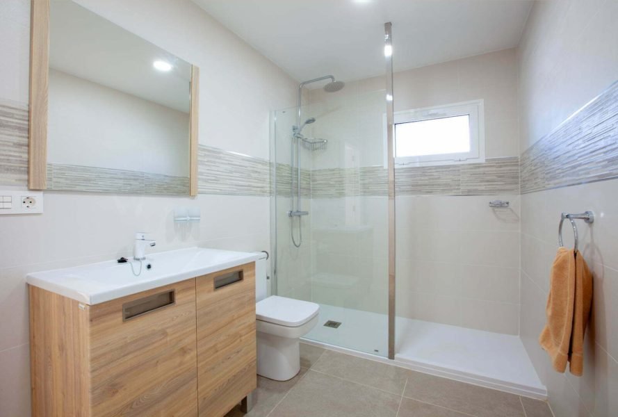 Casa Cristal - Master Bedroom Ensuite Bathroom - With A Jacuzzi Bath