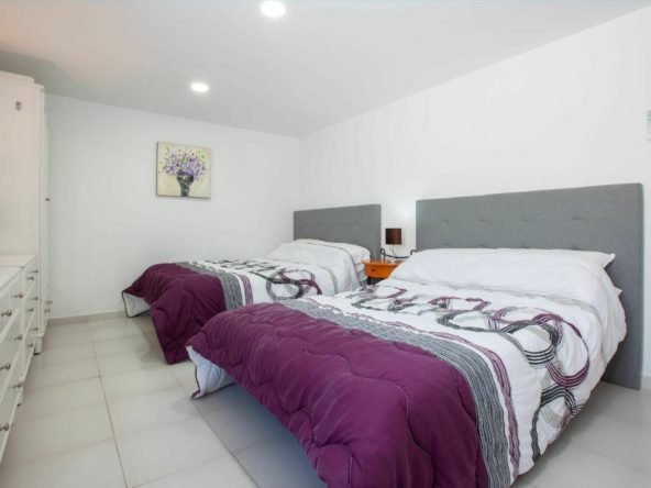 Casa Cristal - Twin Double Bedroom - King Sized Bed & Shared Bathroom