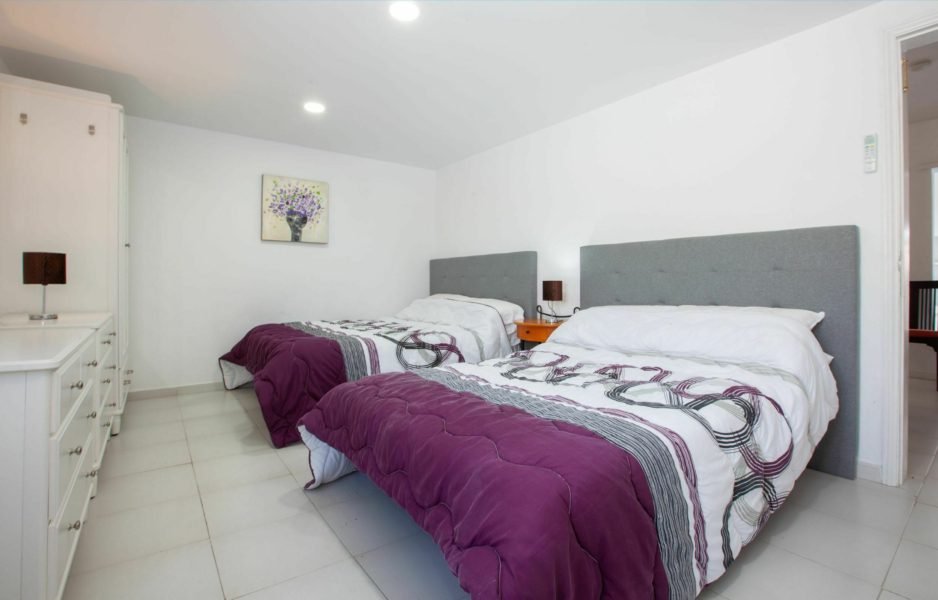Casa Cristal - Twin Double Bedroom - King Sized Bed & Shared Bathroom