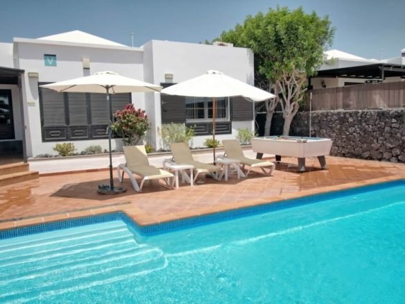 Villa Rosso - Shaded Areas by Swimming Pool