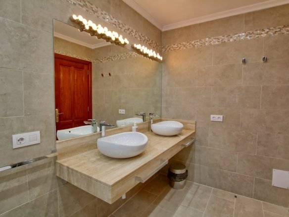 Villa Rosso - 3 bedroom Villa - Ensuite Shower Room