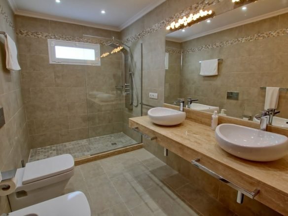 Villa Rosso - 3 bedroom Villa - Ensuite Shower Room