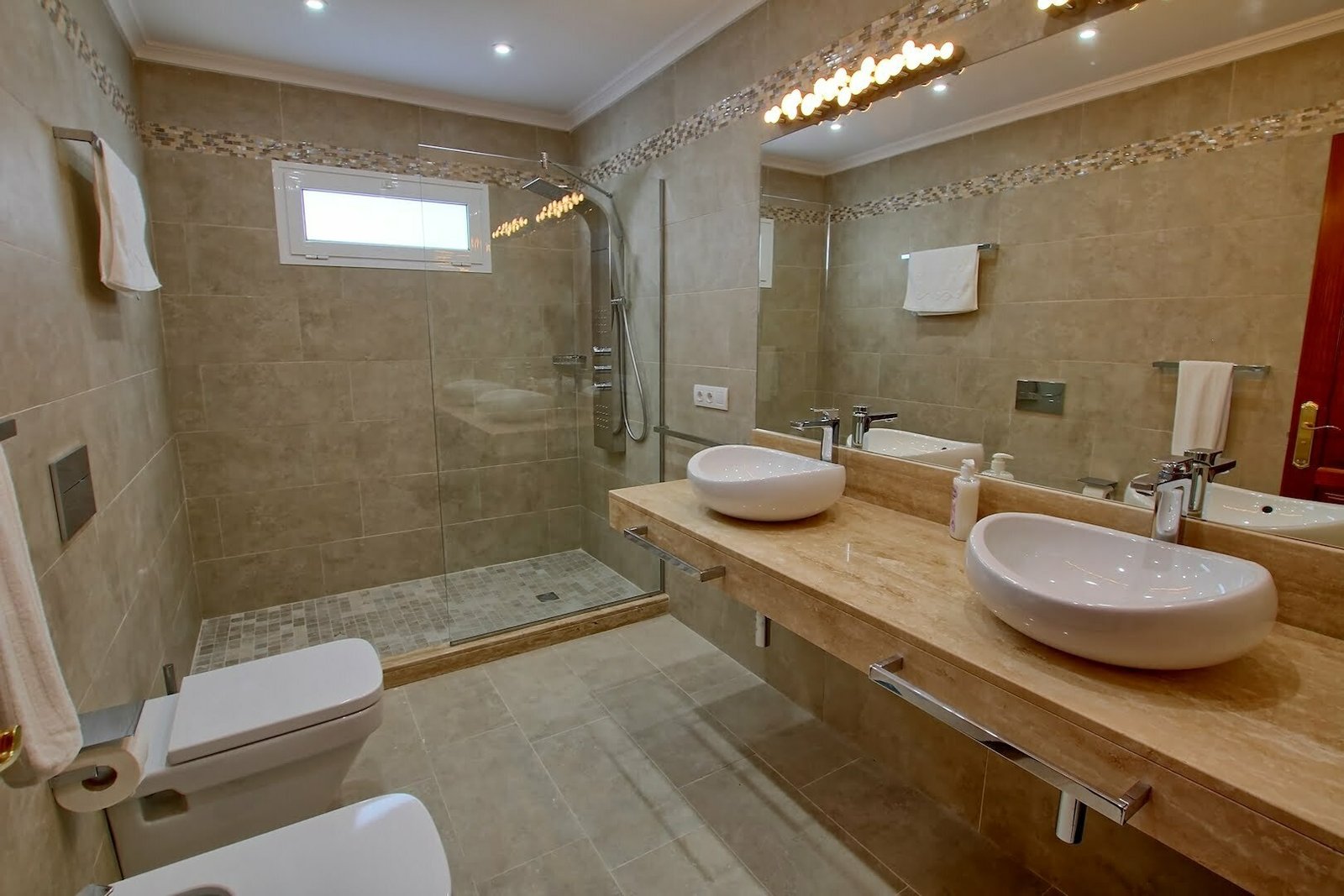 Villa Rosso - 3 bedroom Villa - Ensuite Shower Room