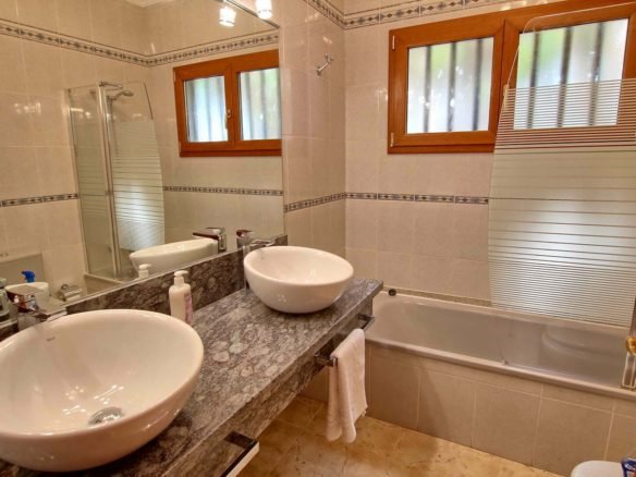 Villa Rosso - 3 bedroom Villa - Seperate Bathroom