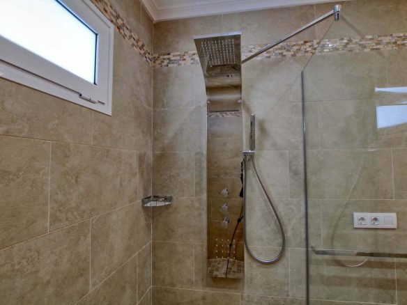 villa-rosso-ben-suite-shower-head