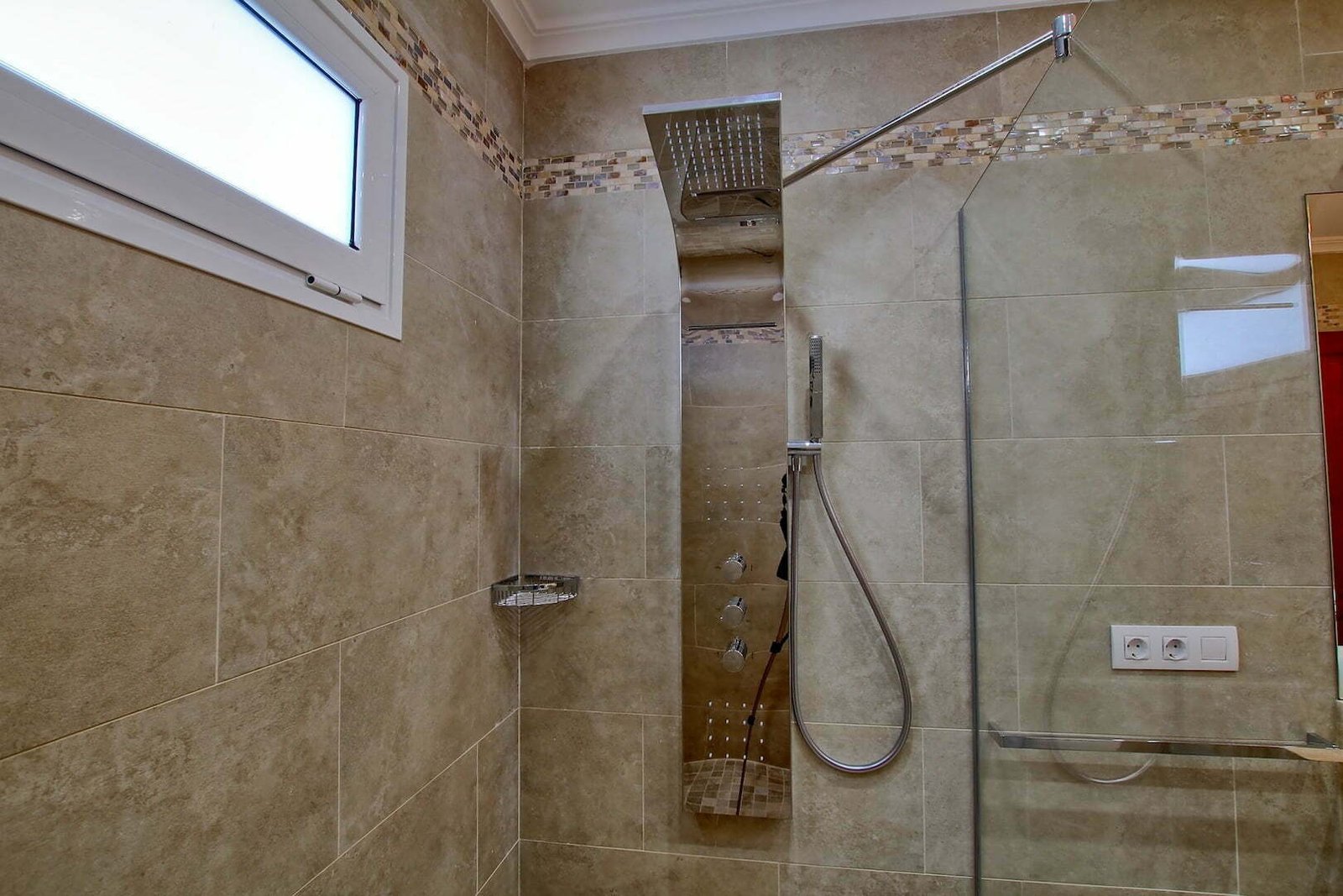 villa-rosso-ben-suite-shower-head