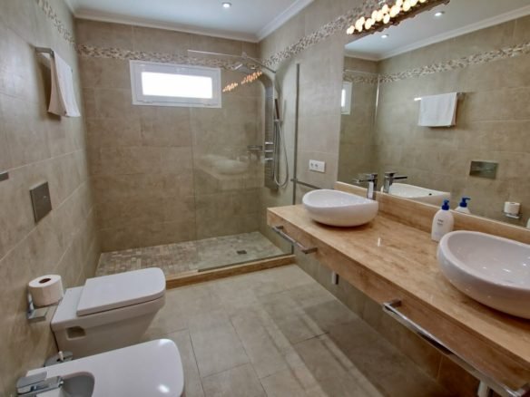 Villa Rosso - Twin Bedroom - Ensuite Shower