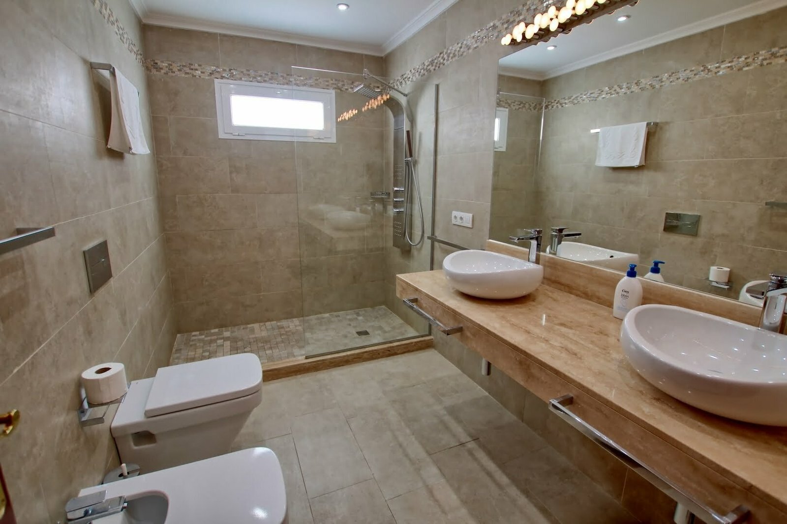 Villa Rosso - Twin Bedroom - Ensuite Shower