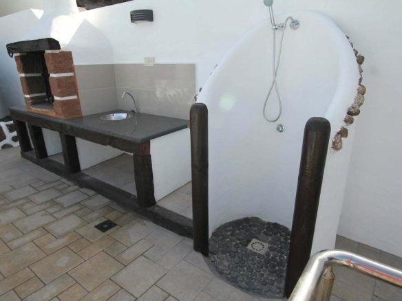 Villa Chic - BBQ-area - Outside Shower