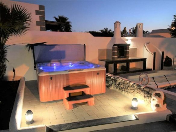Villa Chic Hot Tub at Night