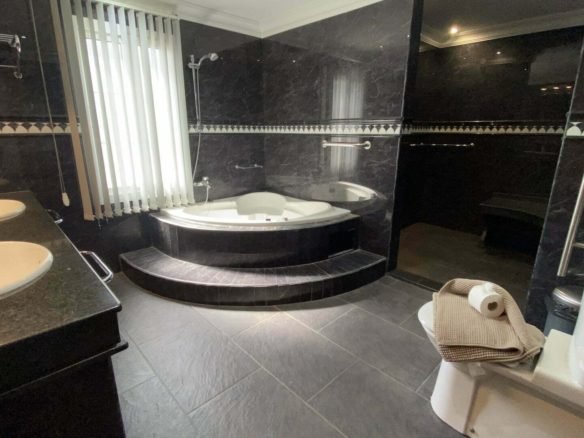 Villa Palacete - 9 Bedrooms - Lanzarote - master-suite-with-ensuite-1