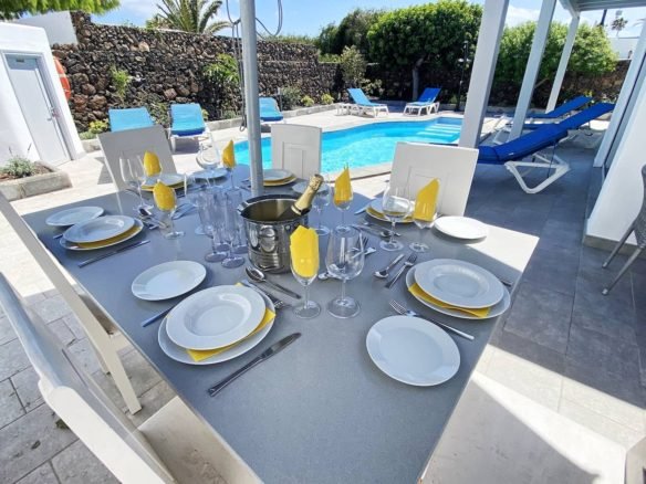 Villa Ananda - Outdoor Dining Area