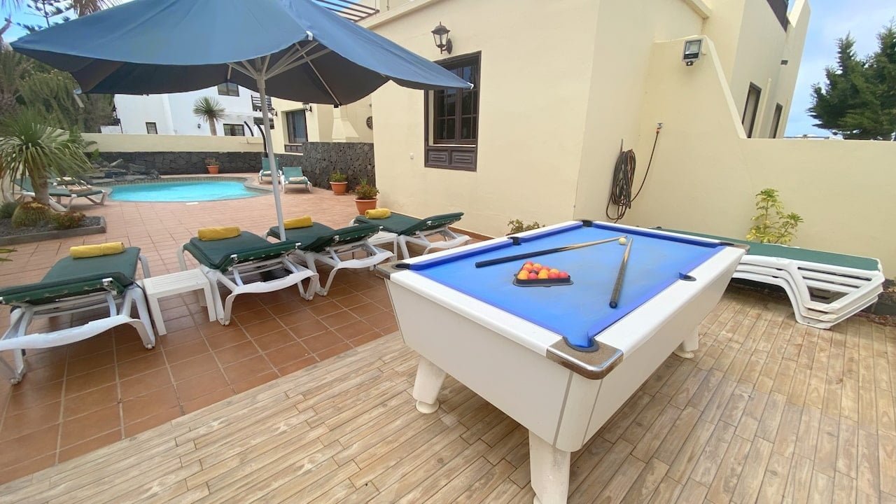 Villa Eileen - pool table terrace