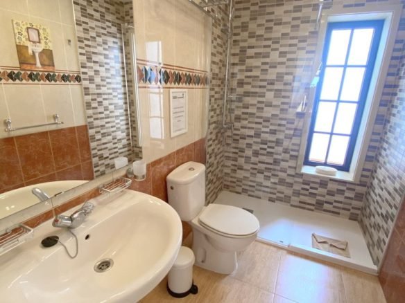 Villa Eileen - shower room