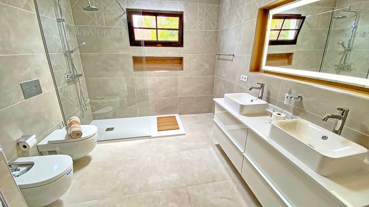 Villa Verano - General shower room