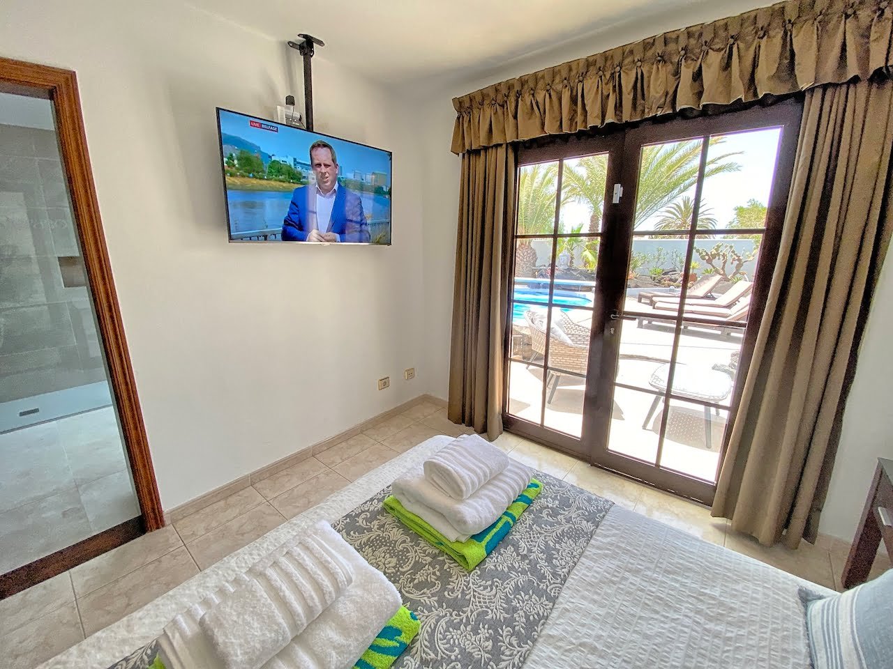Villa Verano - Double Bedroom Tv