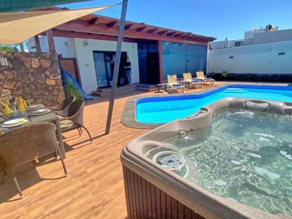 Villa Encantada - 3 Bedroom Villa - Swimming Pool & Hot-tub Jacuzzi