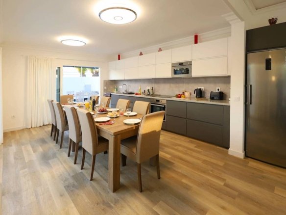 Casa Juliet - Kitchen & Dining Area