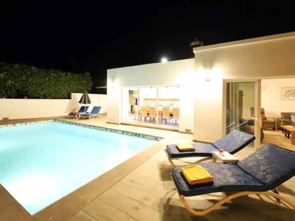 Casa Juliet - Swimming Pool at Night