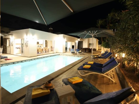 Casa Juliet - Swimming Pool at Night
