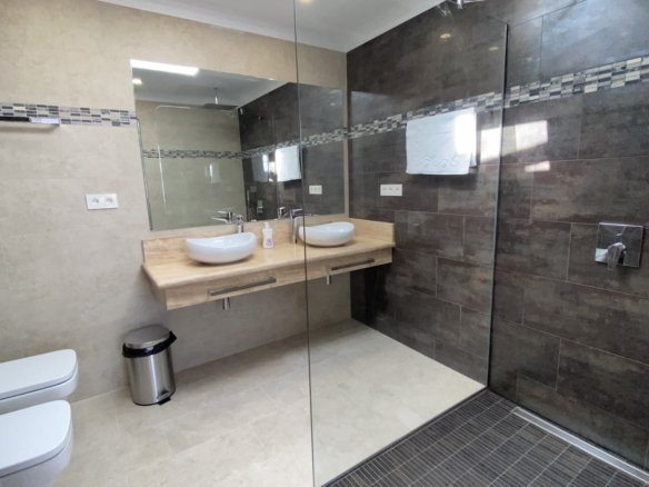 Villa Estrella - ensuite bathroom