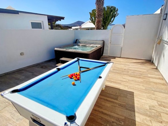 Villa Estrella - American Pool Table