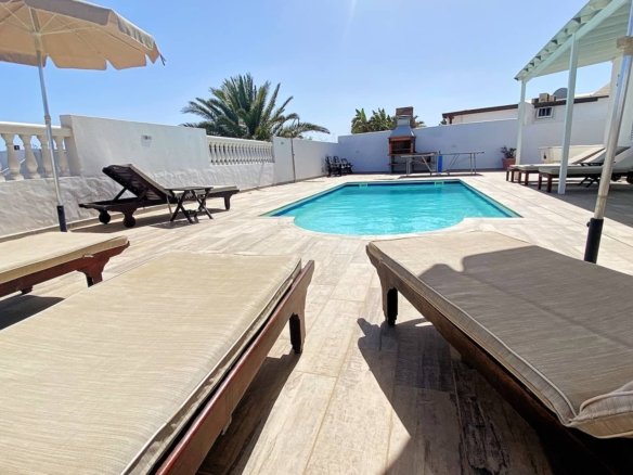 Villa Estrella - Terrace and Swimming Pool