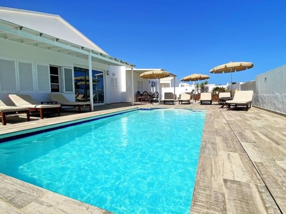 Villa Estrella - Terrace and Swimming Pool
