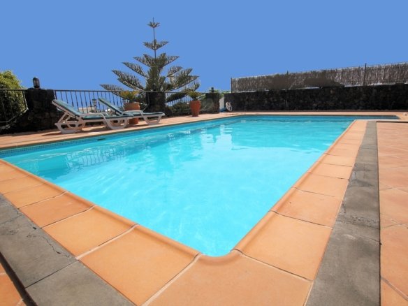 Villa Rosso - 3 bedroom villa - sleeps 6 people - Sun Terrace - Heated Pool