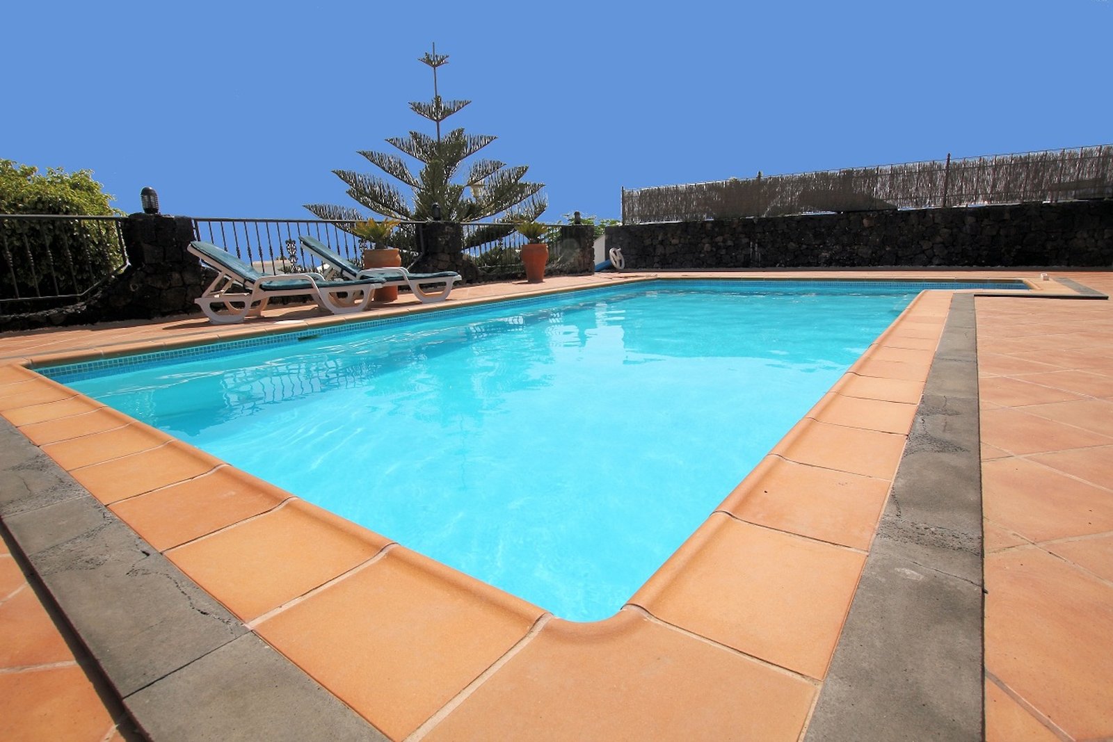 Villa Rosso - 3 bedroom villa - sleeps 6 people - Sun Terrace - Heated Pool