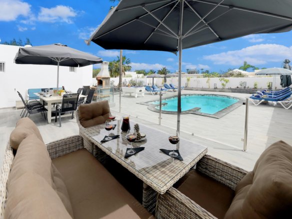 Casa El Paraiso - Puerto del Carmen - Lanzarote - Swimming Pool Dining Area