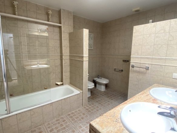 Ocean View - General bath and shower room