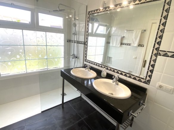 Ocean View Primary Bedroom Ensuite shower room