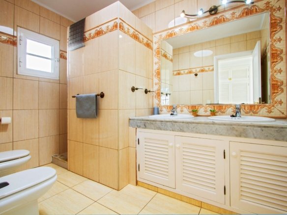 villa-adsey-ensuite-bathroom-main