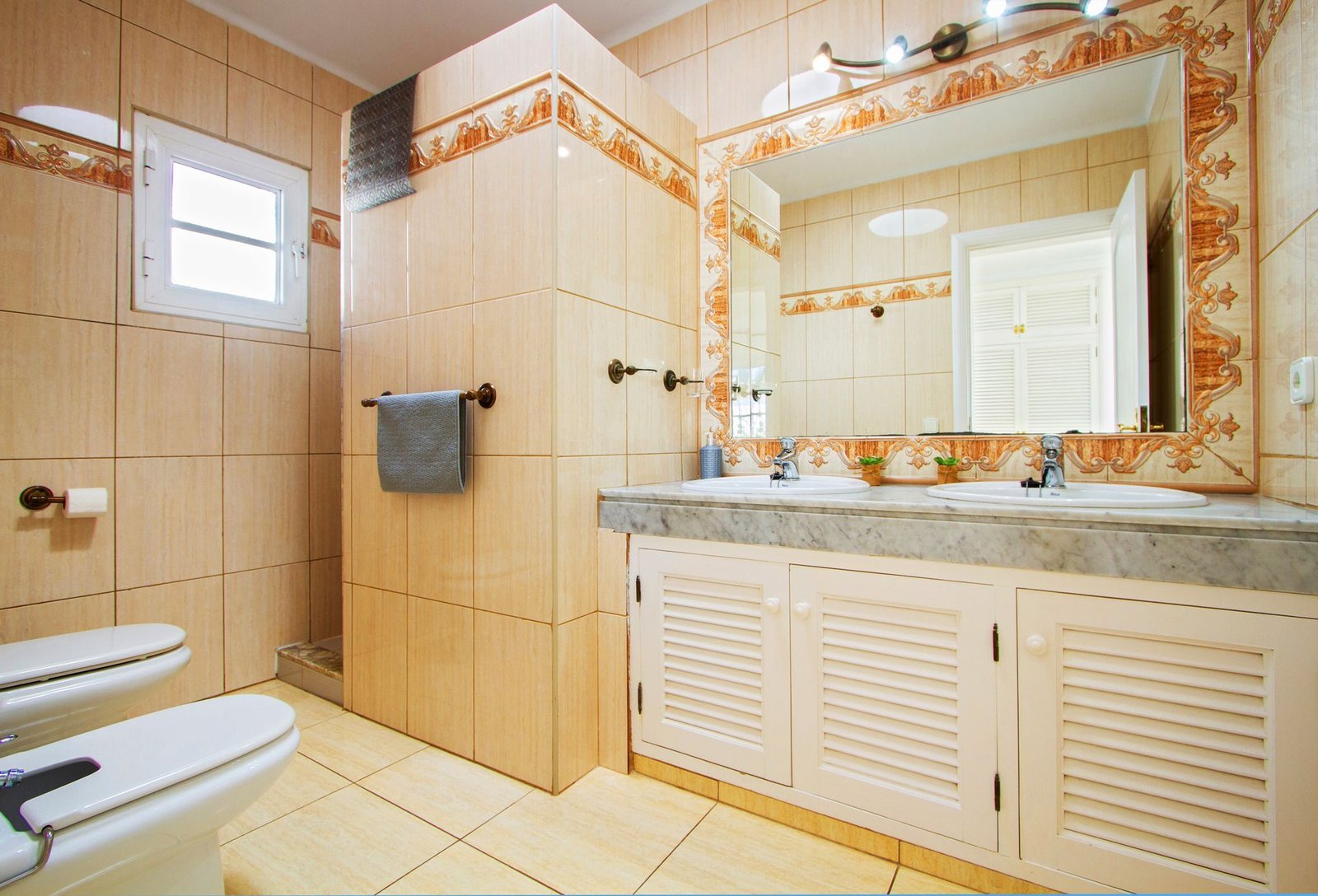 villa-adsey-ensuite-bathroom-main