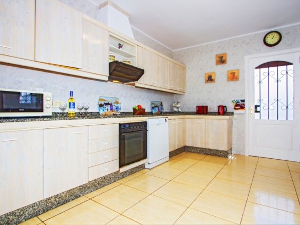 villa-adsey-kitchen
